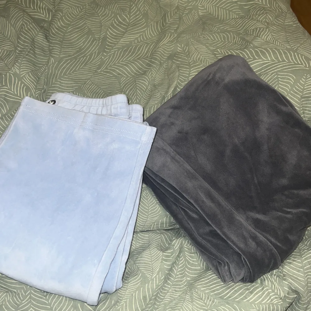 Säljer mina gina mjukis byxor som var inne förr använder knappt båda två för 75kr gråa o blåa. Jeans & Byxor.