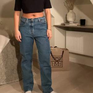 Säljer dessa snygga Levis jeans. Använd fåtal ggr. Inget tecken på användning. Nypris 1199kr W28/L28