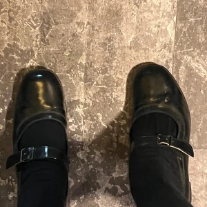 Maryjane skor - Perfekta Mary jane skor. Köpa secondhand för ett tag sen men för stora för mig. Storlek 5 1/2 . Tror det är 38 eller 39