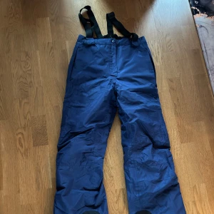 Överdragsbyxor  - Överdragsbyxor med prislapp kvar, storlek 158/164