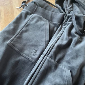 juicy sett  - Säljer ett grå juciy sett på grund av ingen användning av de, super skönt.  Aldtig använt och bra kvalite.  Tröjan är i M och byxorna är i s.  Priset kan diskuteras privat 