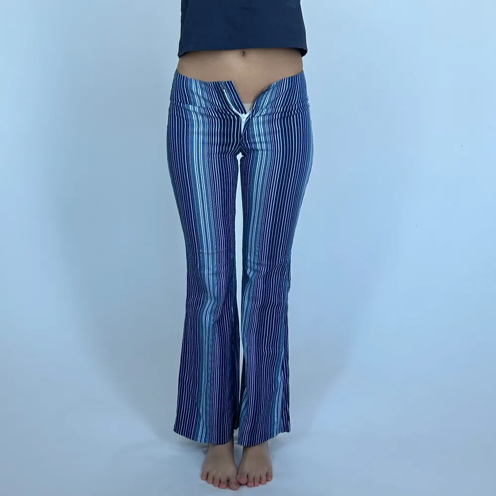 Snygga randiga byxor. 33 cm midja och 81 cm innerbenslängd . Jeans & Byxor.
