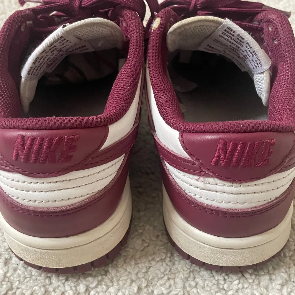 Nike dunk low bordeaux. Size 38. Bought from stock x. Open for offers :). Skor.