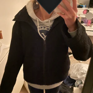 Teddy jacka - Superfin, eftertraktad Teddy jacka från H&M. 