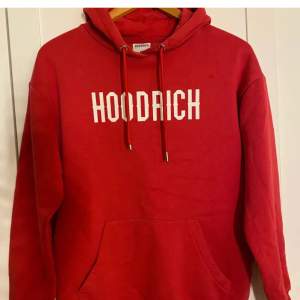 Knappt använd Hoodrich hoodie, köpte från jd sports för 800:-, säljer på grund av att den va för stor men hann dra bort lappen