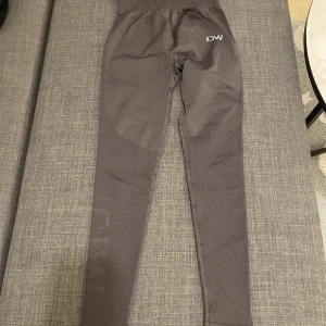 Träningsbyxor!  - Säljer dessa ICIW träningsbyxor! Andvända ett fåtal gånger, men inga defekter! 