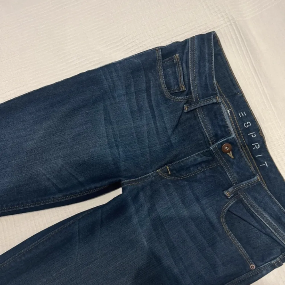 Säljer dessa jättefina jeansen från esprit då de tyvärr inte passade mig.💕💕 skriv för fler bilder på mått🫶🏼🫶🏼. Jeans & Byxor.