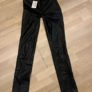 Skinnbyxor - Helt nya skinnbyxor från NAKD, men när jag fick de, hade de ett Putte litet hål mellan benen( syns på sista bilden), går att sy. Frakt ingår ej