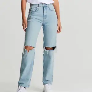 Gina tricot 90s jeans, säljes pågrund av att de ej kommer till användning. Storlek 32 men passar även mig som oftast har 34. Nypris 599kr