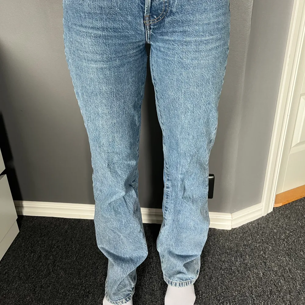 Dessa blåa jeans från bikbok är superfina sitter sjukt fint men har dessvärre växt ur dem. Har väldigt lite slitning längst nere men annars väldigt fina. Finns även ett litet färgmässigt fel som även fanns när den blev köpta, som syns på bild 2.🩷. Jeans & Byxor.