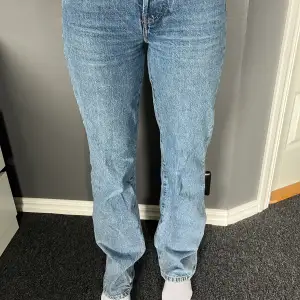 Dessa blåa jeans från bikbok är superfina sitter sjukt fint men har dessvärre växt ur dem. Har väldigt lite slitning längst nere men annars väldigt fina. Finns även ett litet färgmässigt fel som även fanns när den blev köpta, som syns på bild 2.🩷
