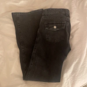 y2k Jeans - Säljer mina populära y2k jeans från Gina då dem inte kommer till användning. De är bara använda ett fåtal gånger och är därför i bra skick!  Ber om ursäkt för dåliga bilder  