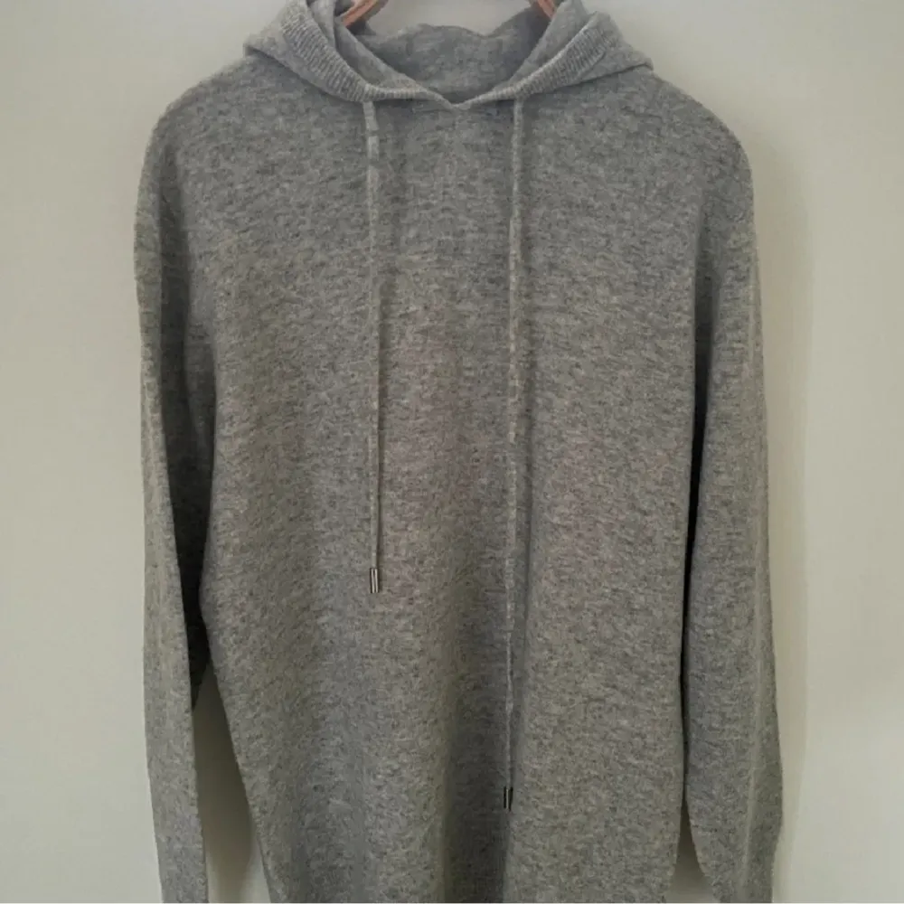 Riktigt snygg hoodie i 100% merino ull från märket G.O.T, storlek: L, färg: grå . Hoodies.