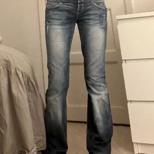 Lågmidjade jeans  - Säljer mina lågmidjade jeans då de är lite för stora för mig.   Pris går att diskuteras!