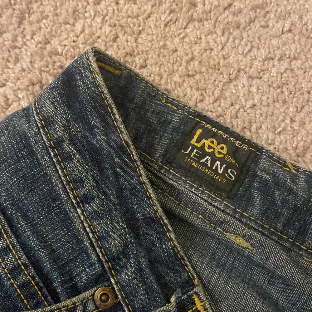 Säljer mina lee jeans då jag tröttnat på dom. Dom är i storlek 27-31 och passa mig som brukar ha 34/36 i jeans. Skriv innan köp för att jag ska vara beredd att kunna posta! 💕. Jeans & Byxor.