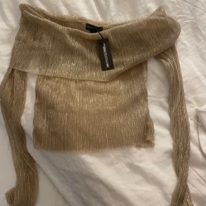 Off shoulder glittrig tröja från PLT - helt oanvänd, ny med prislapp från PLT. 
