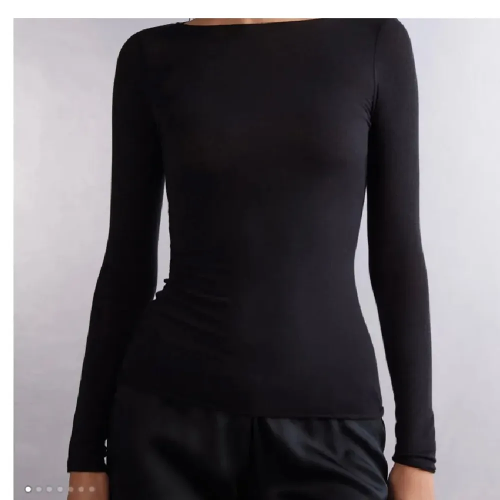 Säljer min svarta intimissimi tröja då den aldrig kommer till användning💗 använd fåtal gånger. Nypris 429kr . Tröjor & Koftor.