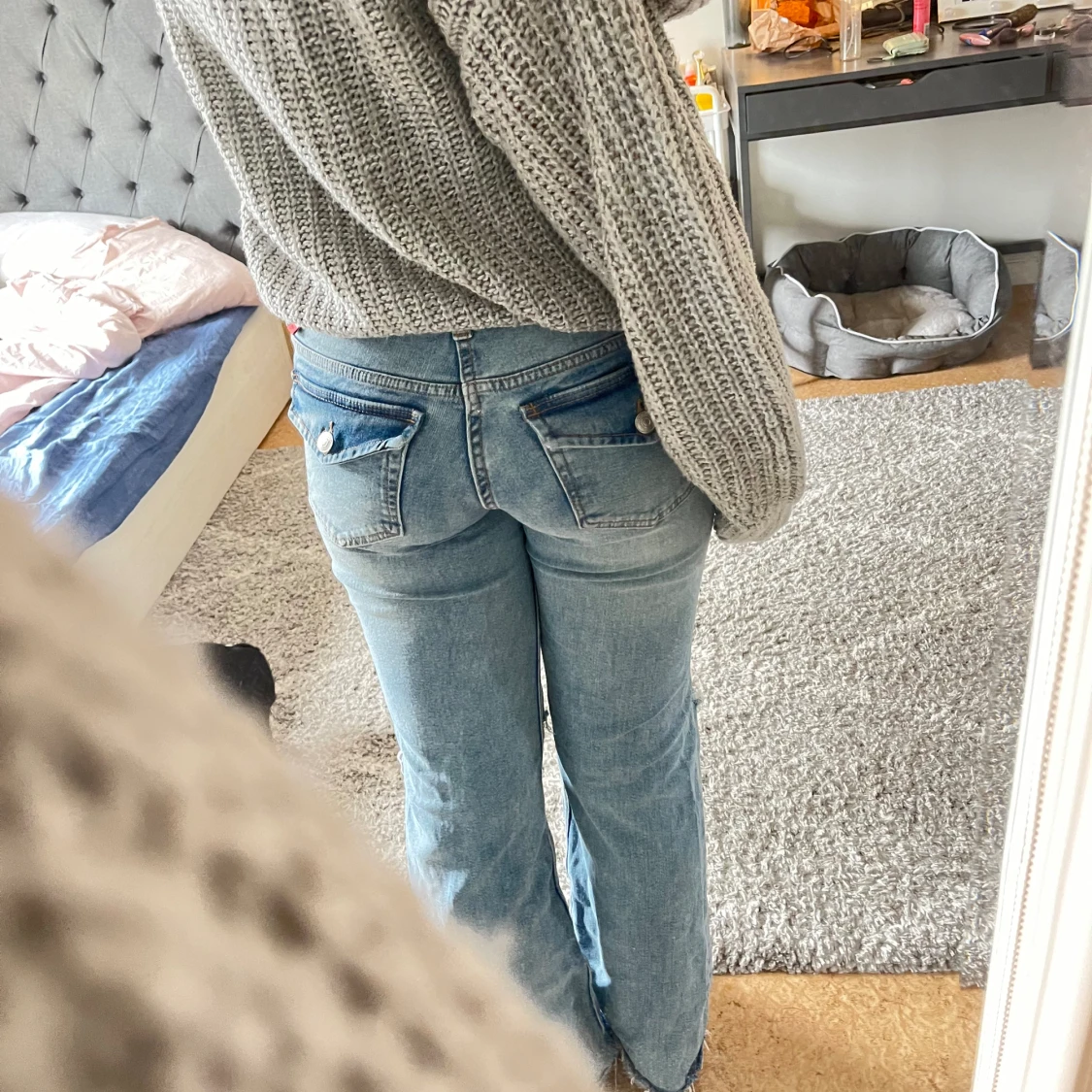 Low waist bootcut med knappfickor