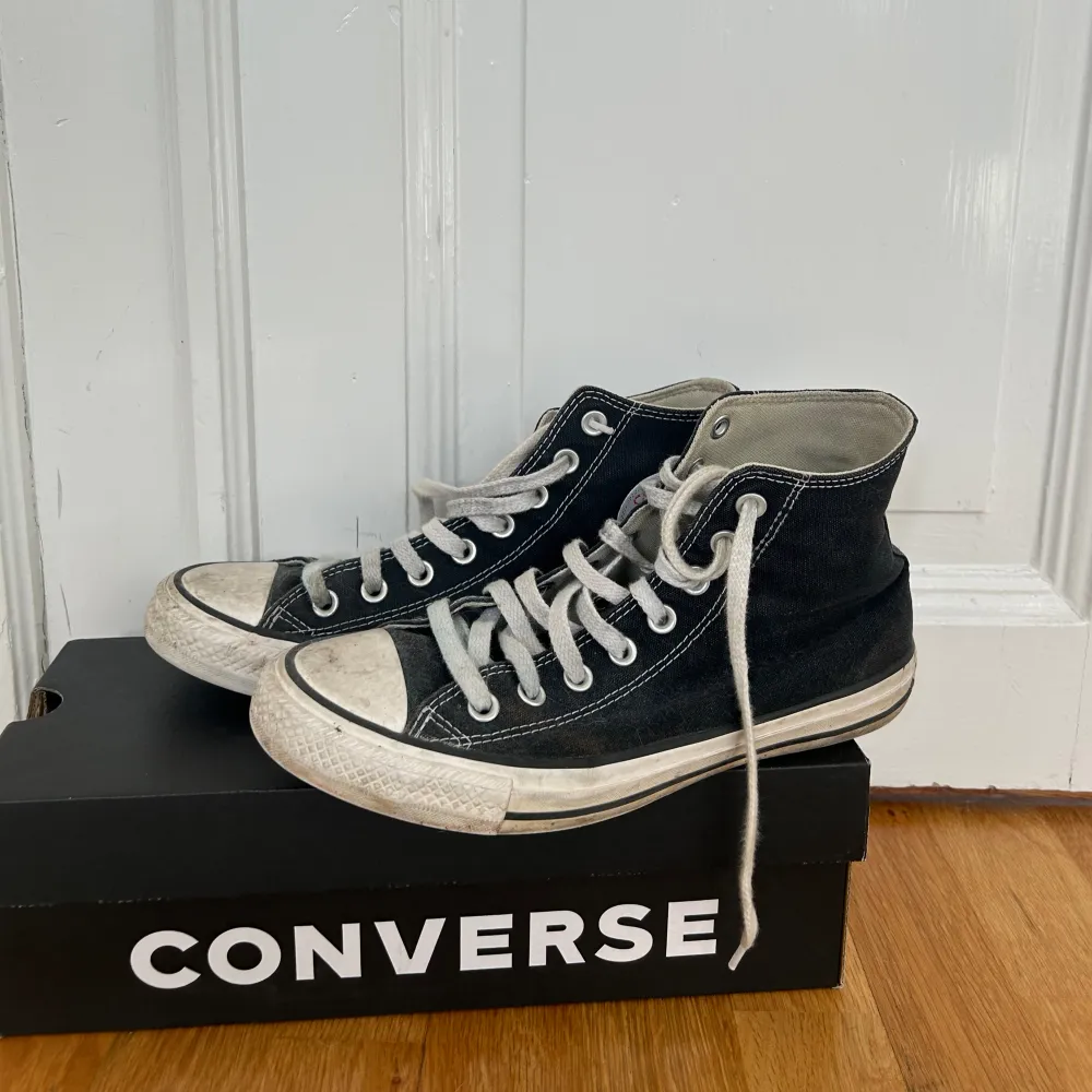 Svarta Converse, använda. Köpta för 689kr. Inte trasiga eller så men används inte mer 💞. Skor.
