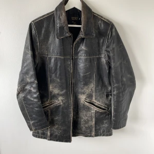 Jacka i äkta läder - Riktigt fräck läderjacka i riktigt läder. Sparsamt använd Storlek M