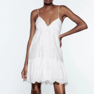 Zara klänning - Populär klänning från Zara, endast använd 2 ggr, i strl XS!  Den har 2 defekter (sminkfläckar) som inte går bort. Nypris 399 kr! 