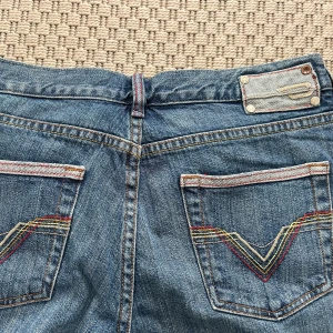 Diesel jeans - Lågmidjade, bootcut diesel jeans som tyvärr är för små för mig😢Midjemått: 39 cm tvärs över och 102 i total längd🙌🏽
