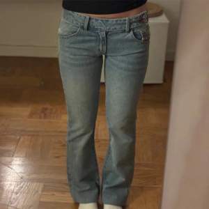Säljer dessa ursnygga low waist jeans för att de inte kmr till använding❤️skriv för fler bilder  Midja:  78cm och inerbendslängd: 75cm 
