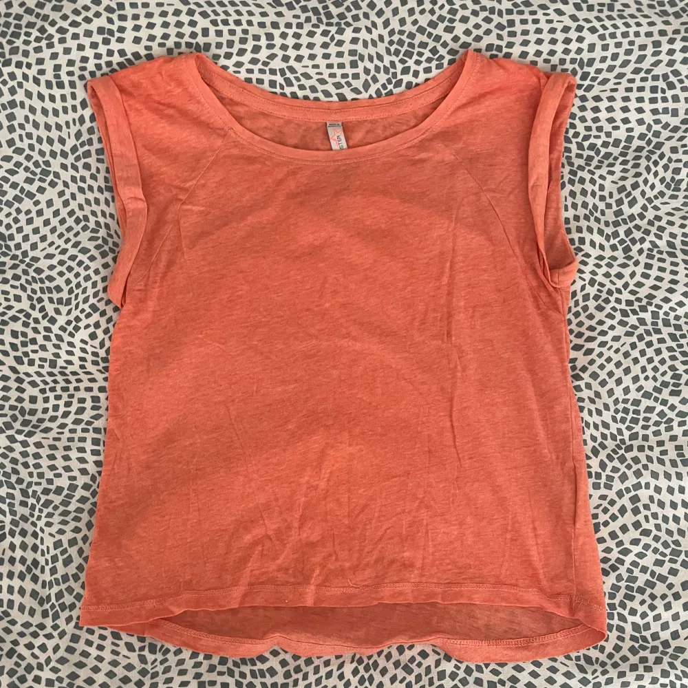 Härlig orange tunn croppad t-shirt från FBsister i XS. Superskön och i fint skick men något genomskinlig.. Toppar.