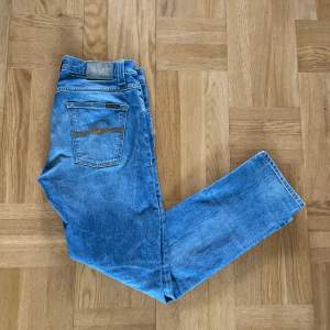 Ett par Nudie Jeans i modellen ”Grim Tim” till försäljning i ljusblå färg. Används men inga defekter. Tveka inte vid frågor! 