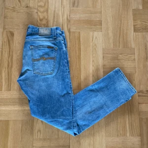 Nudie Jeans  - Ett par Nudie Jeans i modellen ”Grim Tim” till försäljning i ljusblå färg. Används men inga defekter. Tveka inte vid frågor! 