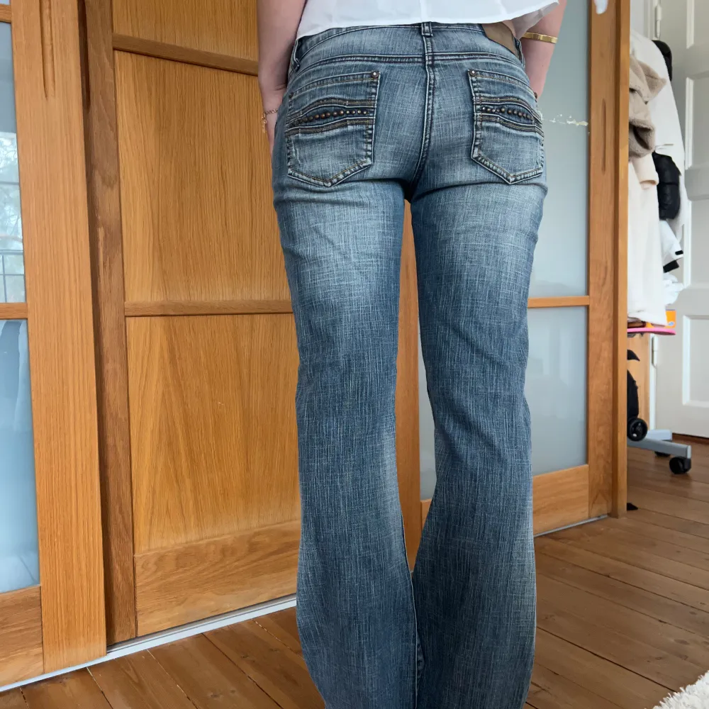 Lågmidjade och sjukt snygga jeans men superbra passform! Jag är 167. Jeans & Byxor.