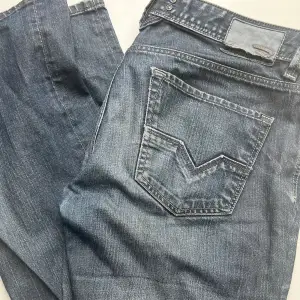 Äkta mörkblåa diesel jeans, W34 L34 finns dock en skada på baksidan av jeansen då det har släpas lite på marken men det inget man lägger märke till.