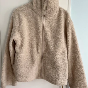 Teddyjacka hm - Jättefin teddyjacka från HM perefekt till våren. Inga defekter, säljer pga fick en liknande i julklapp! Storlek M, men passar XS-M