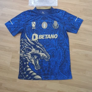 FC Porto Dragon Fotbollströja NYSKICK - FC Porto Dragon Jersey Fotbollströja i nyskick! Fraktar samma dag som betalning. Storlek L Passar: 180-185cm 75-80kg Snug fit 175-180 65-75 Relaxed fit