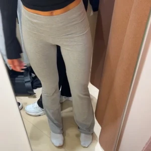 Yoga byxor - Säljer fina yoga byxor från Gina Tricot. Knappt använda och inga defekter! Xxs men passar xs/s med, och går hela vägen ner på mig💕(sista bilden från hemsidan!