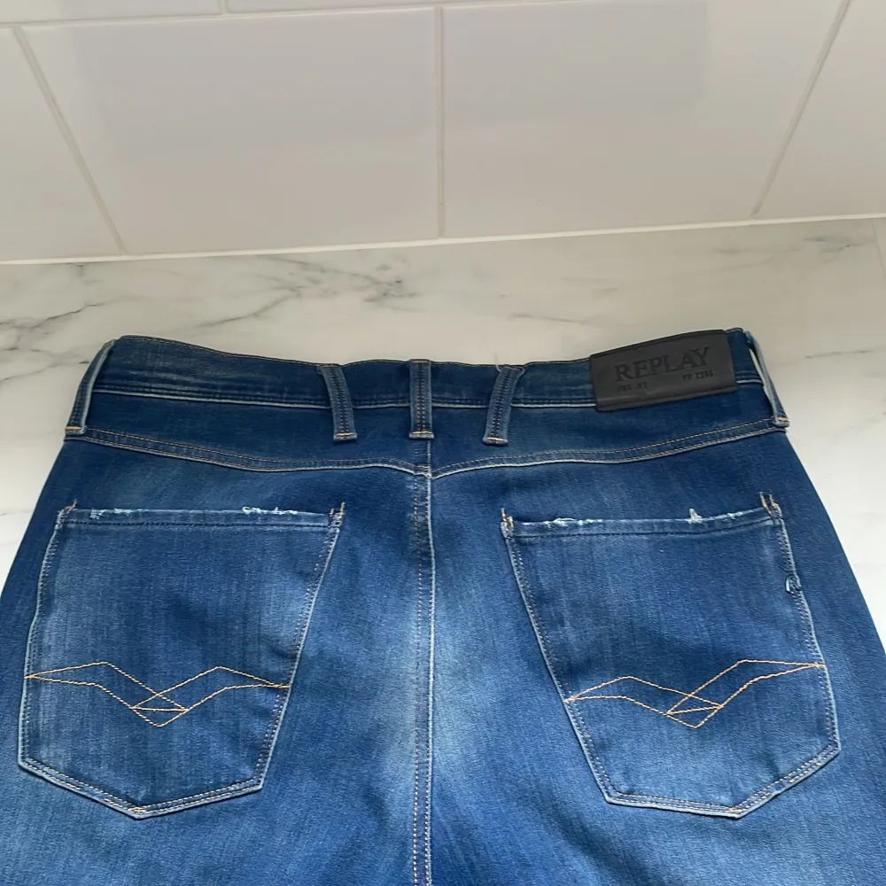 Säljer ett par replay jeans i storlek 31 34 Skicket är väldigt bra på dem och har använts dem 3 gånger eftersom dem är för småa på mig . Jeans & Byxor.