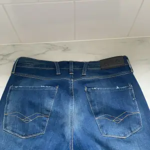 Säljer ett par replay jeans i storlek 31 34 Skicket är väldigt bra på dem och har använts dem 3 gånger eftersom dem är för småa på mig 