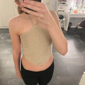 Virkad sommar topp - Säljer denna virkade sommartorpen som har öppen rygg, kom privat för bilder på ryggen!💞💞 helt oanvänd 