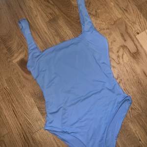 Fyrkantig urringning square top topp linne blå dubbeltyg body storlek S. Swimsuit fabric. 