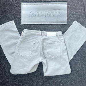 Acne jeans - Säljer dessa äldre Acne Jeans, gråa och i fint skick.  Nypris = 2500kr  Storlek: 28/32 bilket motsvarar en S ungefär