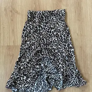 Super fin leopard kjol som är använd flera gånger men i fint skick  Passar S-XS Skriv för mer info 
