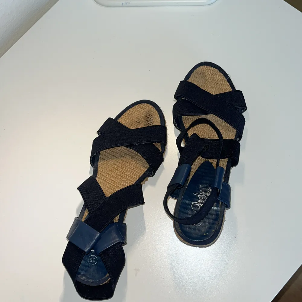 Säljer denna jättefina sandaler med en liten klack, är tyvärr för små. Skor.