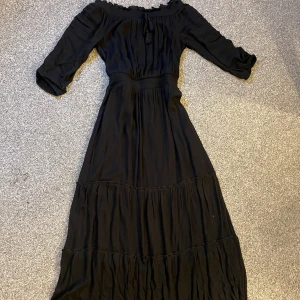 Klänning - Lång maxiklänning, superfin nu till sommaren! I väldigt bra skick💕