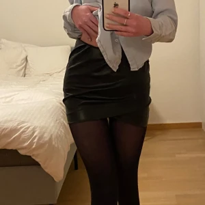 Läderkjol - Superfin läderkjol med dragkedja. Använd två gånger ❤️