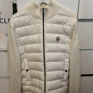 Monclear cardigan  - Monclear cardigan strl M, andvänd vid 5-6 tillfällen men tycker att passformen på den inte passar min kropp därför säljer jag den, skick 10/10 och nypriset ligger på 9700kr, köpt i januari! 