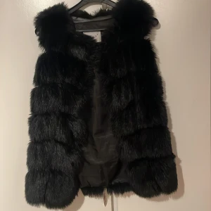 Pälsväst - Svart pälsväst från lovley of sweden. (Vet ej om det är äkta päls eller inte)