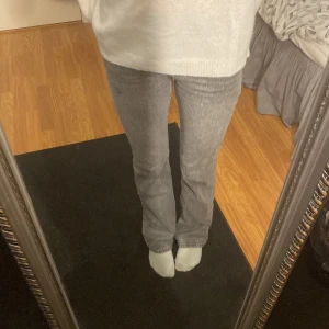 Jeans - Gråa utsvängda jeans ifrån Gina, dom sitter precis under naveln så skulle säga att dom är mid waist💘💘 Passar bra i längden på mig som är 170cm