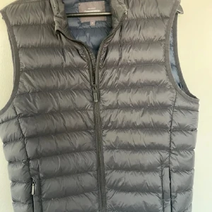 Svart väst dressman  - Säljer min svarta väst från dressman i storlek M  köpt 24 december 2023 för 899 i butik, den är aldrig använt endast testad så skick 10/10 som ny. 