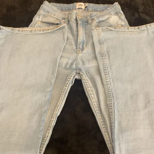 Utsvängda jeans - Inga skador, ljus färg