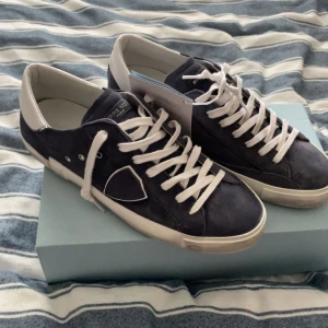 Philippe Model skor  - Helt nya Philippe Model skor! Najs färg som alla vill ha just nu!   Storlek 42 men passar 43